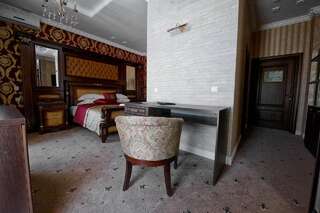 Гостиница Бутик-отель Молли ОБрайн Ханты-Мансийск Люкс с кроватью размера «king-size»-1
