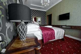 Гостиница Бутик-отель Молли ОБрайн Ханты-Мансийск Люкс с кроватью размера «king-size» и балконом-2