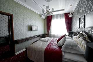 Гостиница Бутик-отель Молли ОБрайн Ханты-Мансийск Люкс с кроватью размера «king-size» и балконом-3