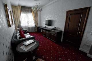 Гостиница Бутик-отель Молли ОБрайн Ханты-Мансийск Люкс с кроватью размера «king-size» и балконом-5