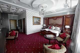 Гостиница Бутик-отель Молли ОБрайн Ханты-Мансийск Люкс с кроватью размера «king-size» и балконом-9