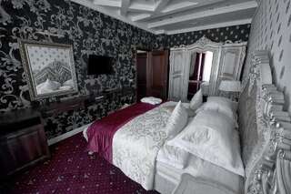 Гостиница Бутик-отель Молли ОБрайн Ханты-Мансийск Люкс с кроватью размера «king-size» и балконом-10