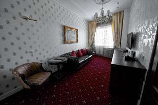 Гостиница Бутик-отель Молли ОБрайн Ханты-Мансийск Люкс с кроватью размера «king-size» и балконом-11