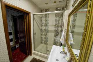 Гостиница Бутик-отель Молли ОБрайн Ханты-Мансийск Люкс с кроватью размера «king-size»-17